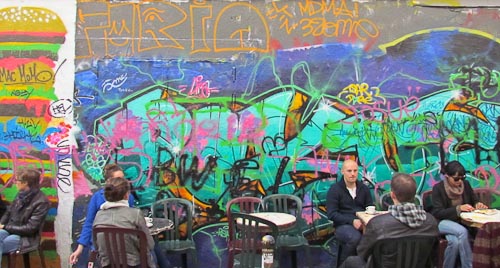 Paris graffiti denoy cafe wide-4tlr