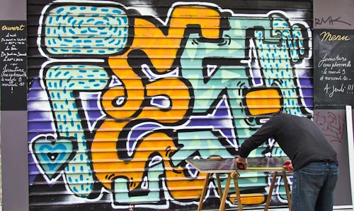 Paris man works-w raffiti 4tlr