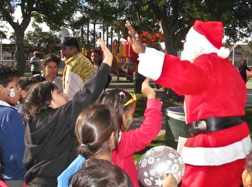 Scla santa greeted by kids 4tlr